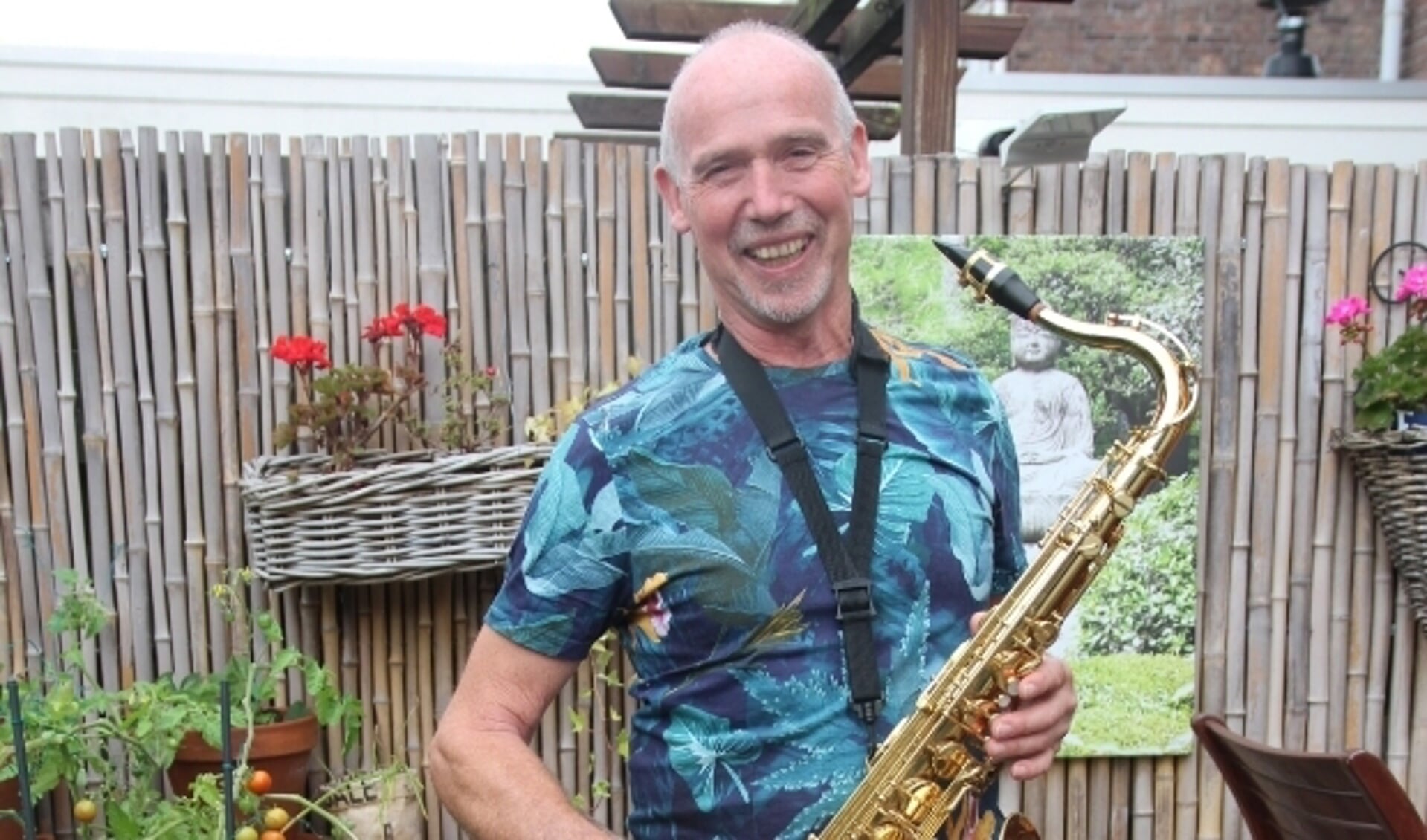 Bert van den Bulk is tenorsaxofonist bij Lansing Jazz Combo.