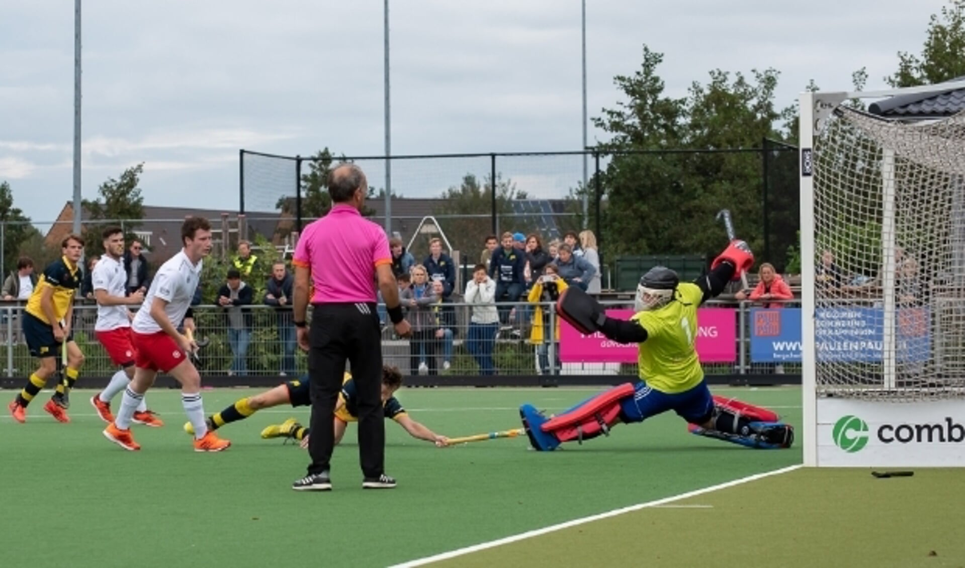 Oscar van den Hul links op de foto heeft effectief uitgehaald, de tip-in van Daan van Dijk is niet meer nodig: 2-0 (Foto: Erik van Dort)