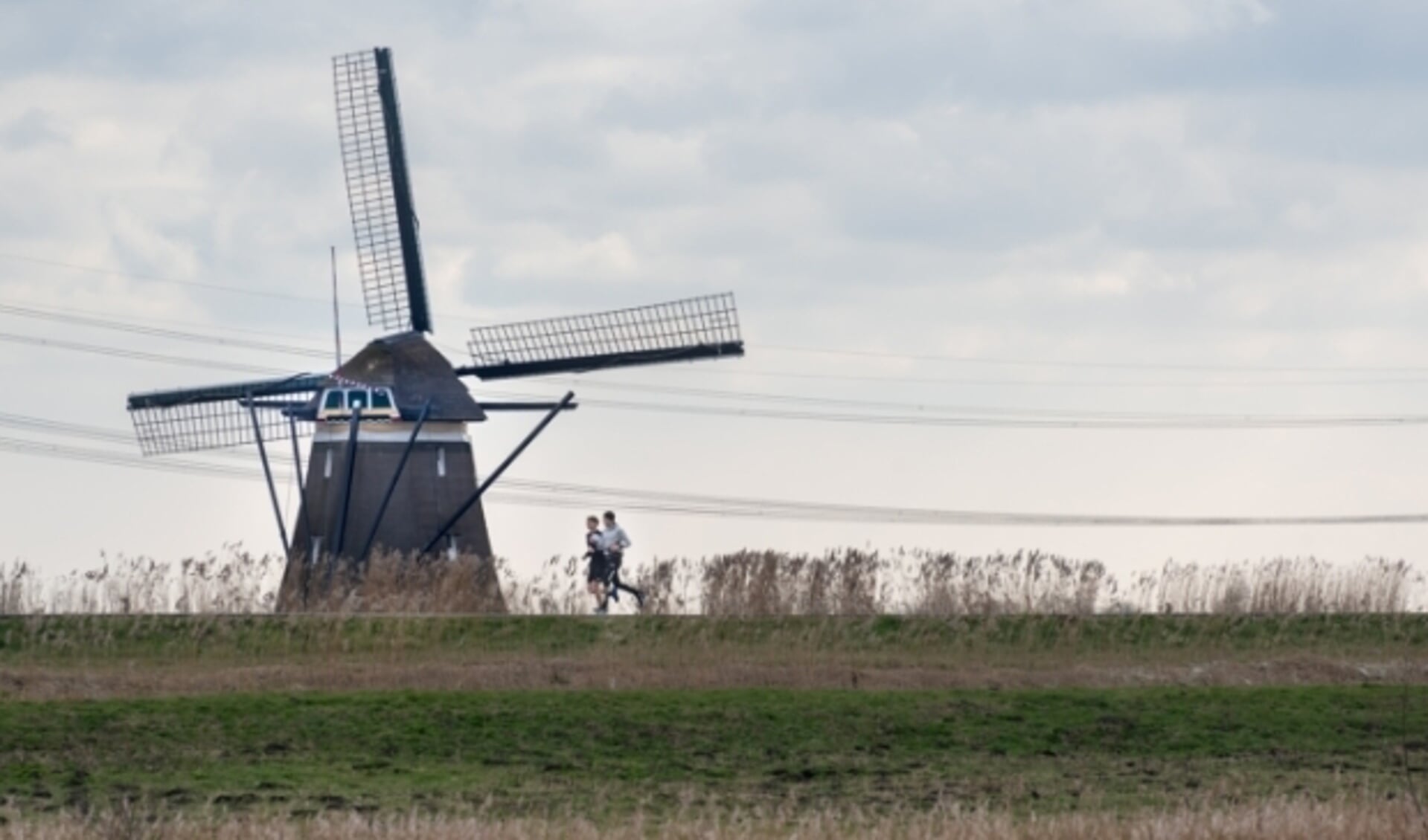 Hardlopers langs de Rotte. Het is toegestaan om met één loopmaatje te sporten. (Foto: Erik van Dort)