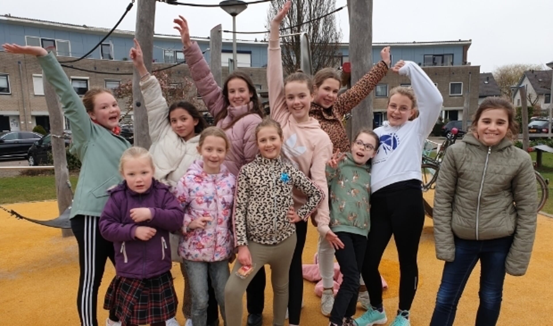 Emma Grootoonk, in het midden met de roze trui, samen met de andere 'dansjuffen' en kinderen uit de buurt.