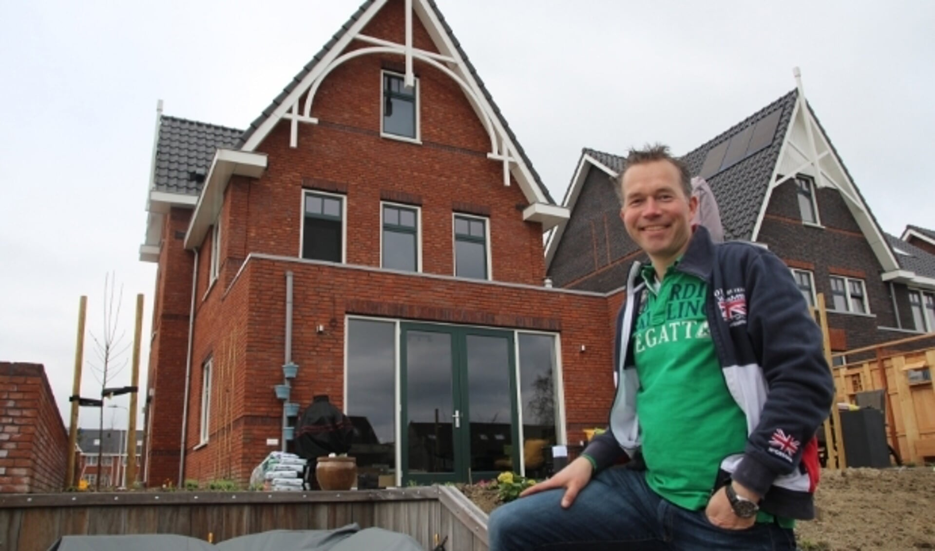 Marcel Schippers aan de achterzijde van de fraaie nieuwe woning die hij en zijn gezin vorig jaar hebben betrokken. 