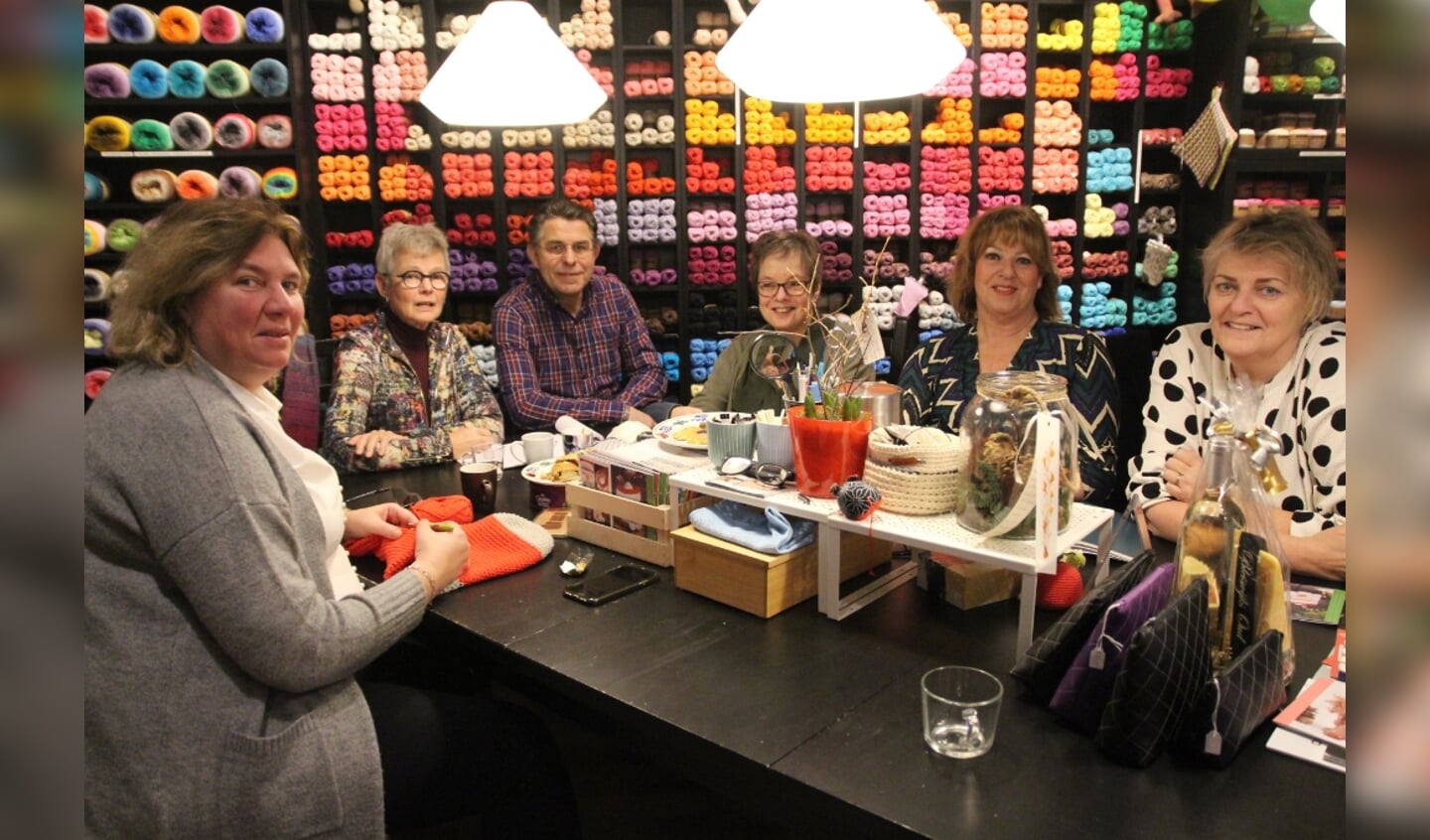 Margrit met de vrouwen van De Culinaire Haakclub én Hans van der Molen. 