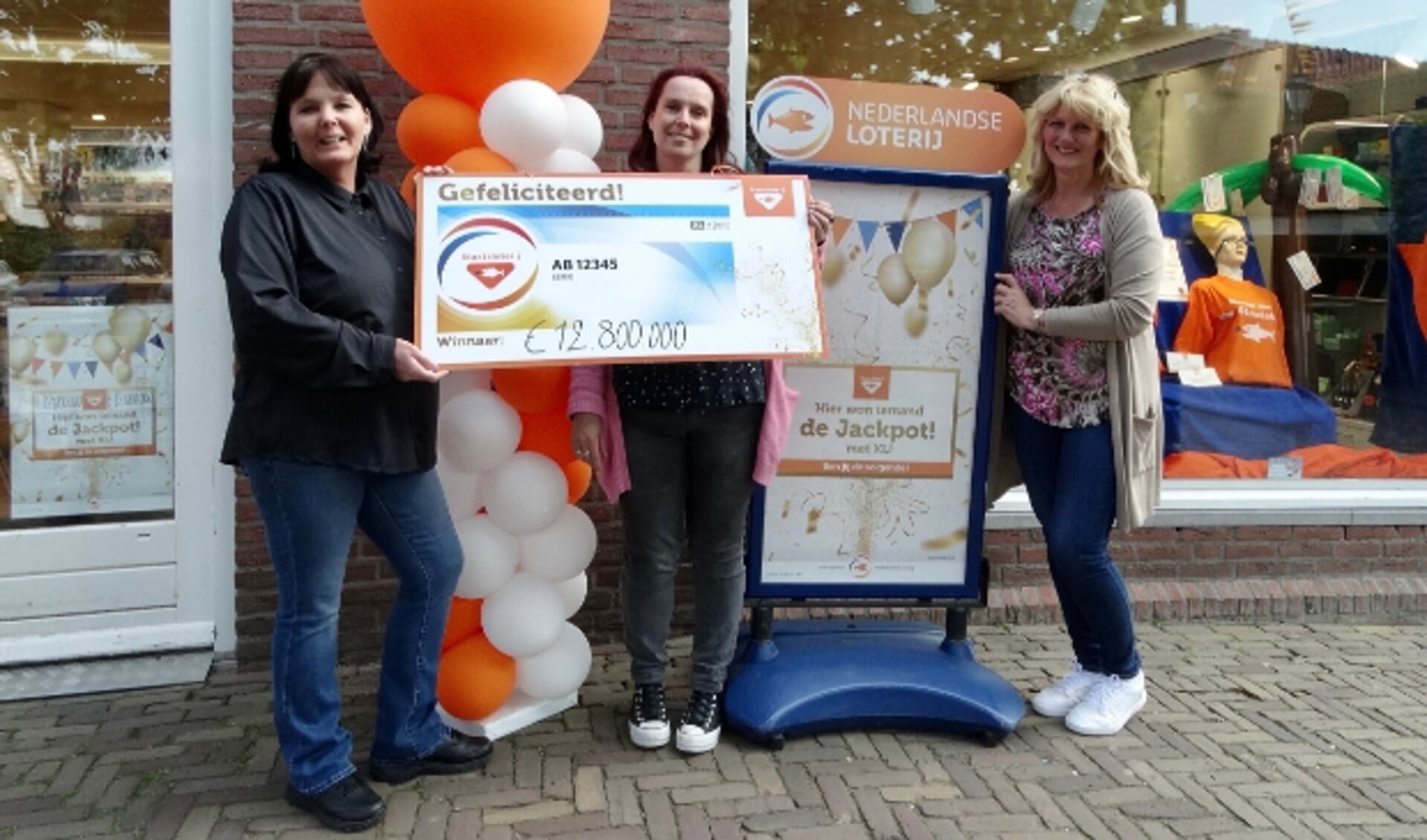 Agnes Brandhorst (links), eigenaar van Primera Bleiswijk, en medewerkers Esther en Sylvia waren afgelopen week op zoek naar de winnaar van 12,8 miljoen euro. (Foto: Andrea van der Houwen)