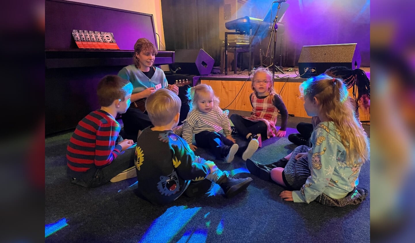 Mandy van Beveren gaf muziekles aan de kleintjes.