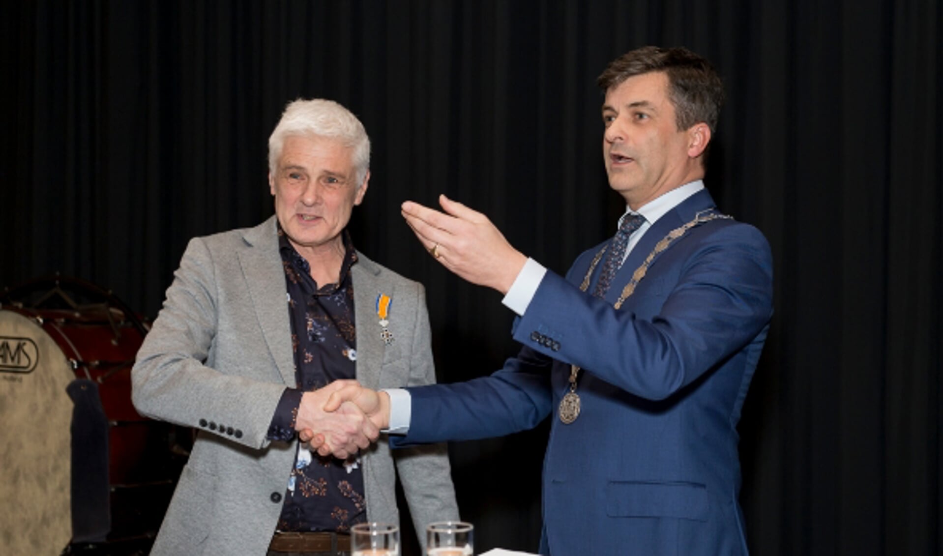René van Rooijen ontvangt uit handen van burgemeester Van de Stadt een lintje. (Foto: Gemeente Zoetermeer/Sybrinne Straver)