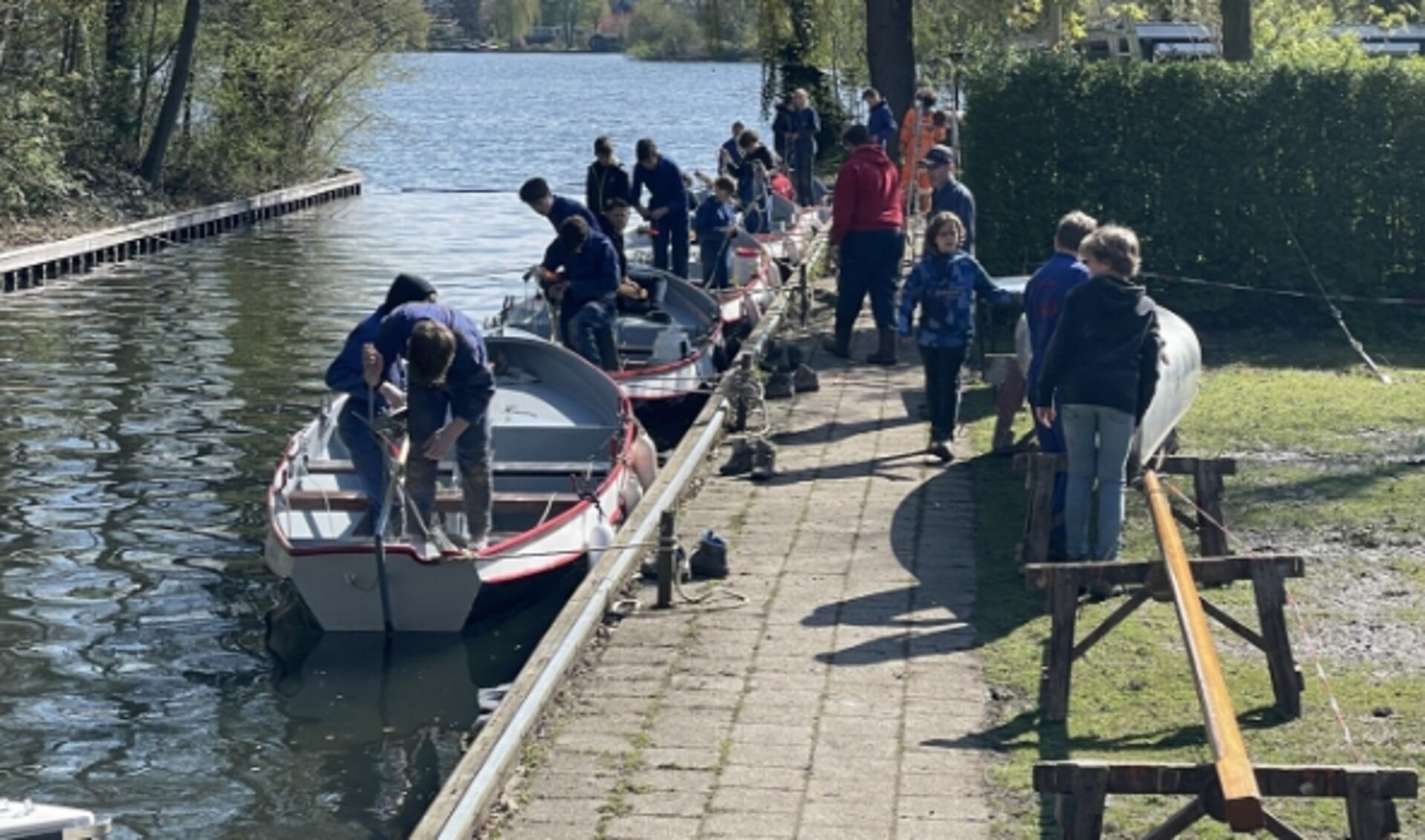 Eenmaal in het water kon elke bak (groep verkenners) aan de slag met het opbouwen van de boot. (Foto: PR)