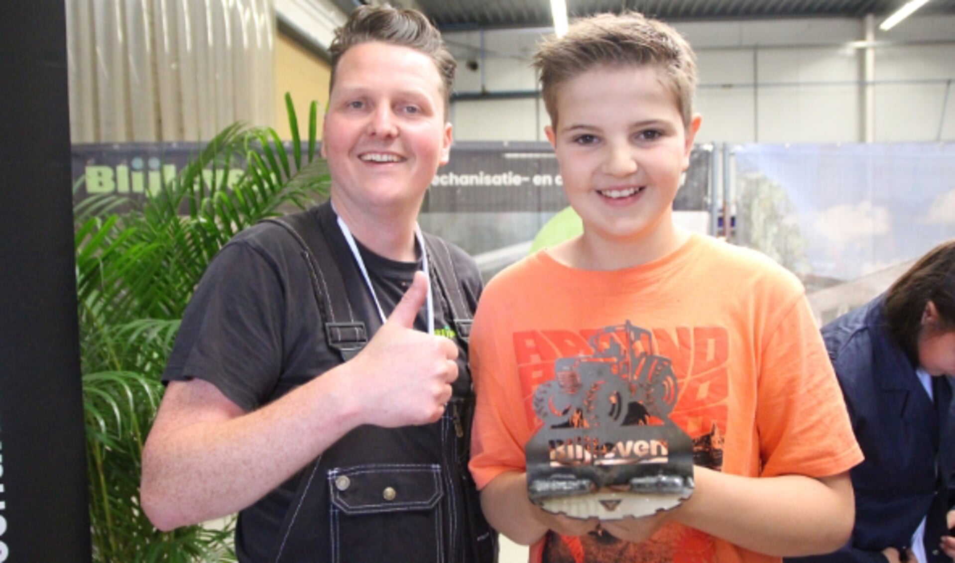 De elfjarige Thomas met zijn allereerste 'lasproduct'. Links Patrick Blijleven.