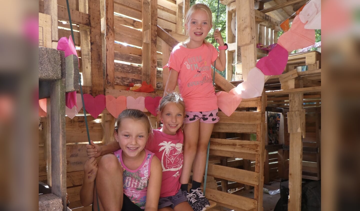 Deze meiden hadden 'hun hut' vrolijk opgefleurd.