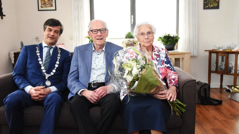 De burgemeester bracht een bezoek aan het zestigjarig huwelijkspaar. (Foto: John Hofman)