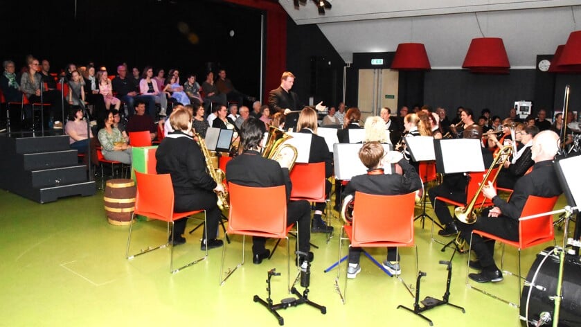 De fanfare nam plaats in de zaal en het publiek zat op een tribune op het podium. (Foto: John Hofman)