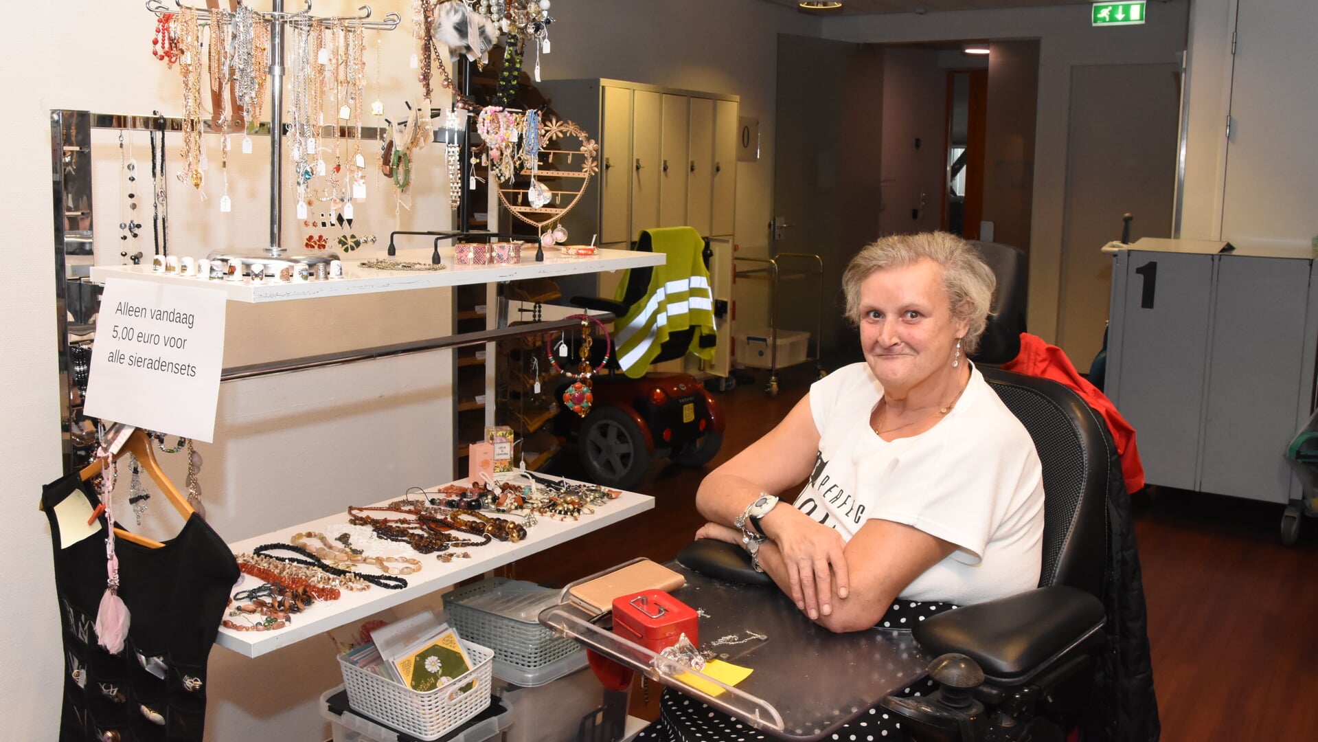 Bewoner Corrie heel trots bij haar sieradenverkoop. (Foto: John Hofman)