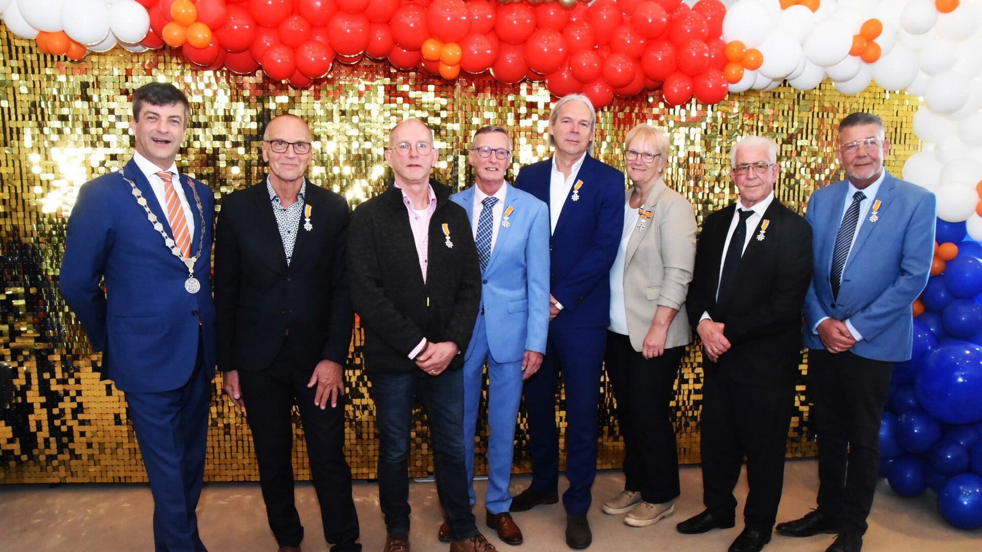 V.l.n.r. burgemeester Pieter van de Stadt, Cees Visser, Peter Kalkman, Wijnand Pijpers, Joost Oudshoorn, Nel Zaaijer, Paul van der Meer en Cor Verschoor. (Foto: John Hofman)