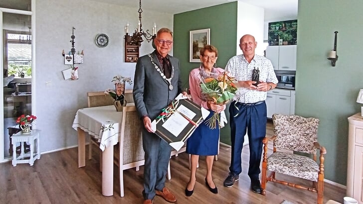 Burgemeester Bijl met het echtpaar.