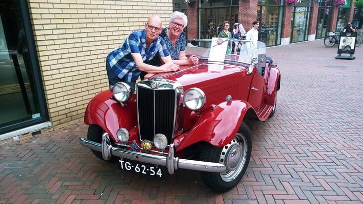Jurriaan Weerheijm en zijn vrouw Antoinette van der Wel bij hun MG. (Foto: Ruud van den Braak)