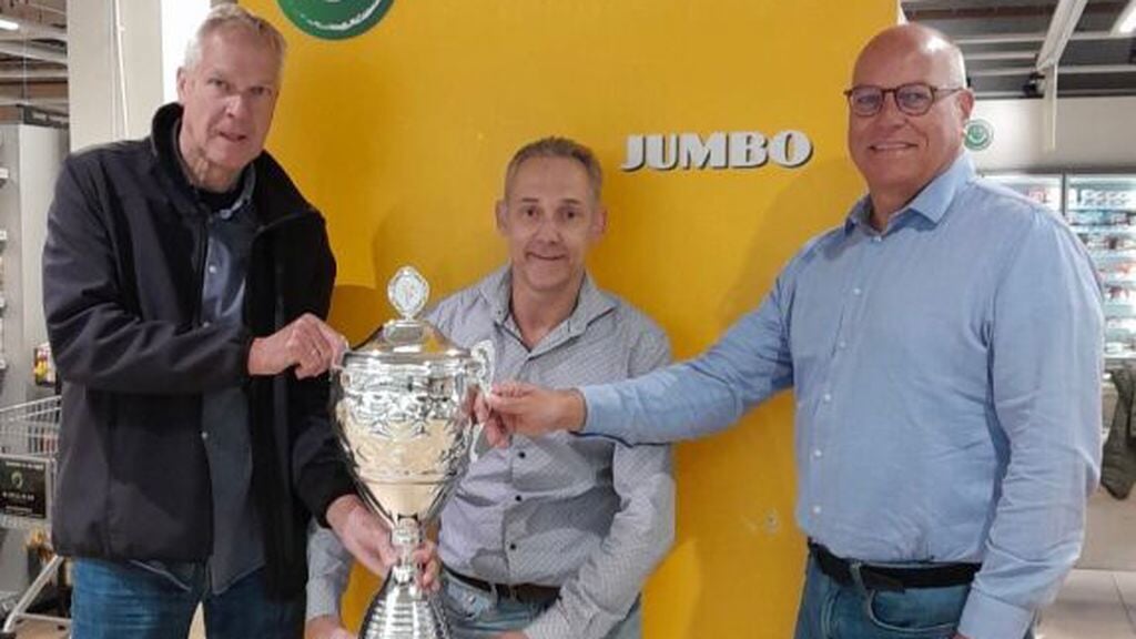V.l.n.r. Aad van den Berg (CVV Berkel), Christiaan Veltrop (namens de vier JUMBO vestigingen in Lansingerland) en Arjan Korving (BVCB).