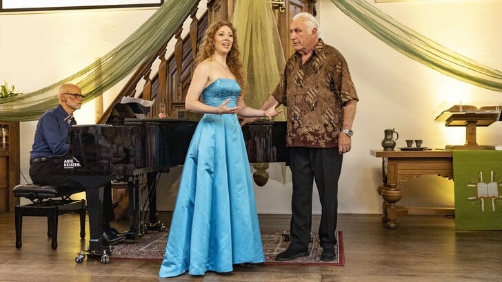 Stersopraan Anna Majchrzak met Marco Bakker. Geheel links op de piano Arjan Breukhoven. (Foto: Ria in 't Veld)