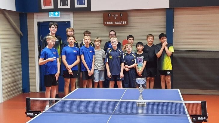  De deelnemende tafeltennisduo's.