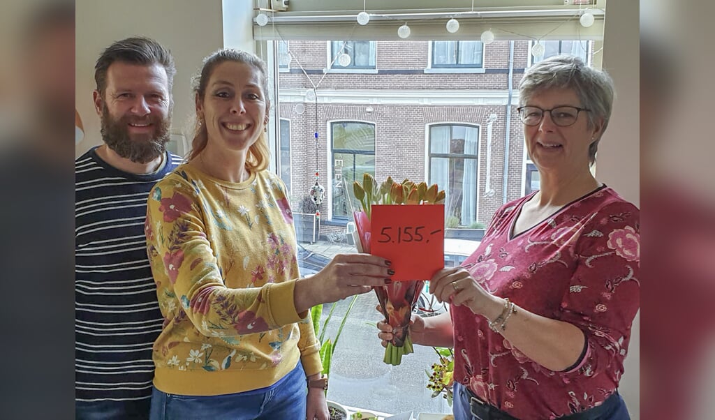 Cheque Van Ruim 5 000 Euro Voor Hotel Anne Klare Groot De Fryske Marren