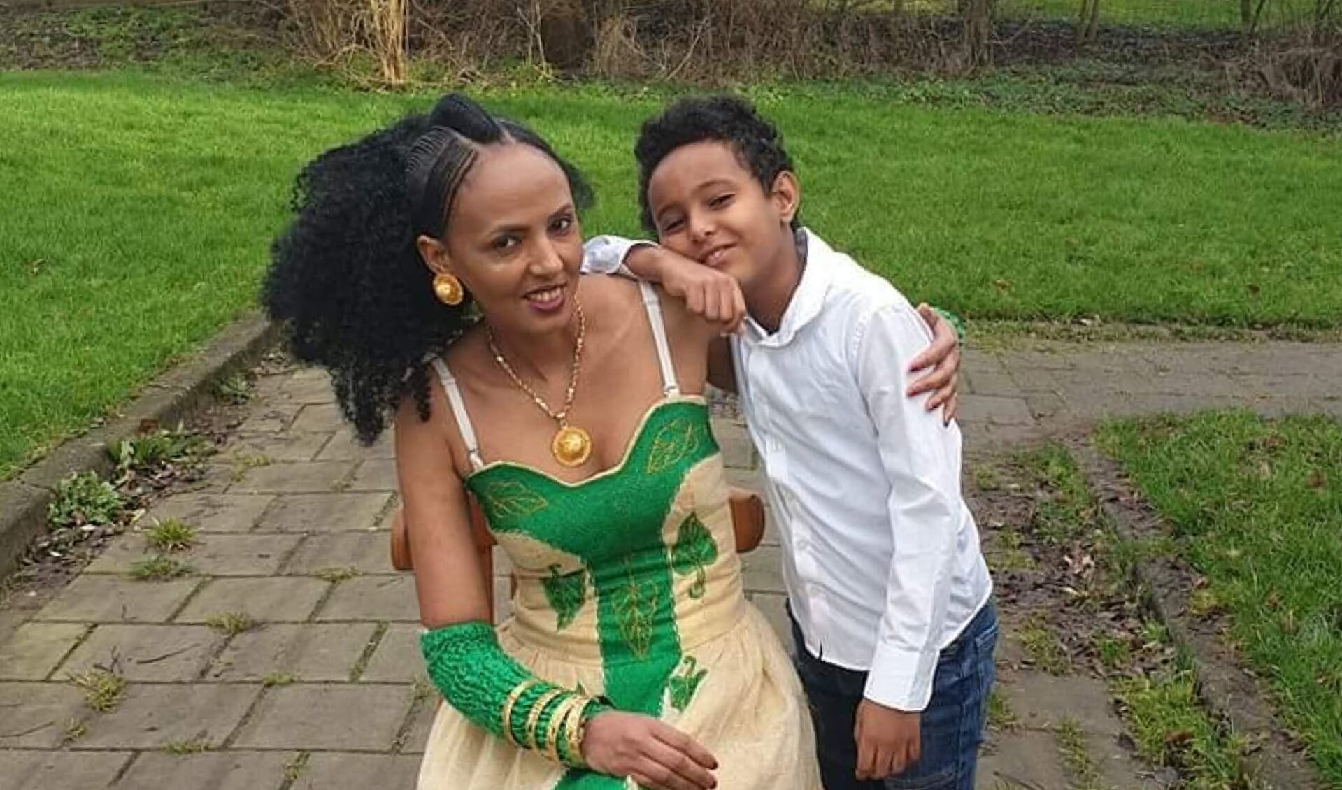 Adonay Berhe met zijn moeder Eigen foto