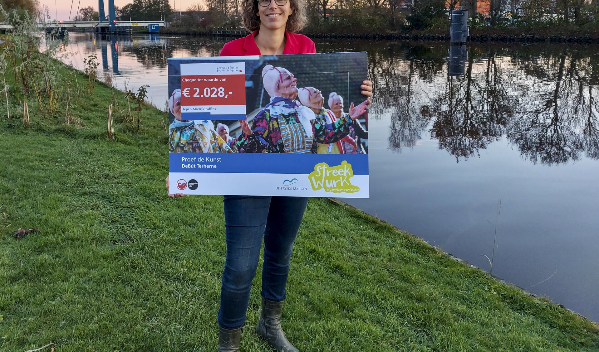 Elise van Beek, penningmeester van het project Proef de Kunst, met de cheque van 2028 euro. Foto Karien van Mierlo