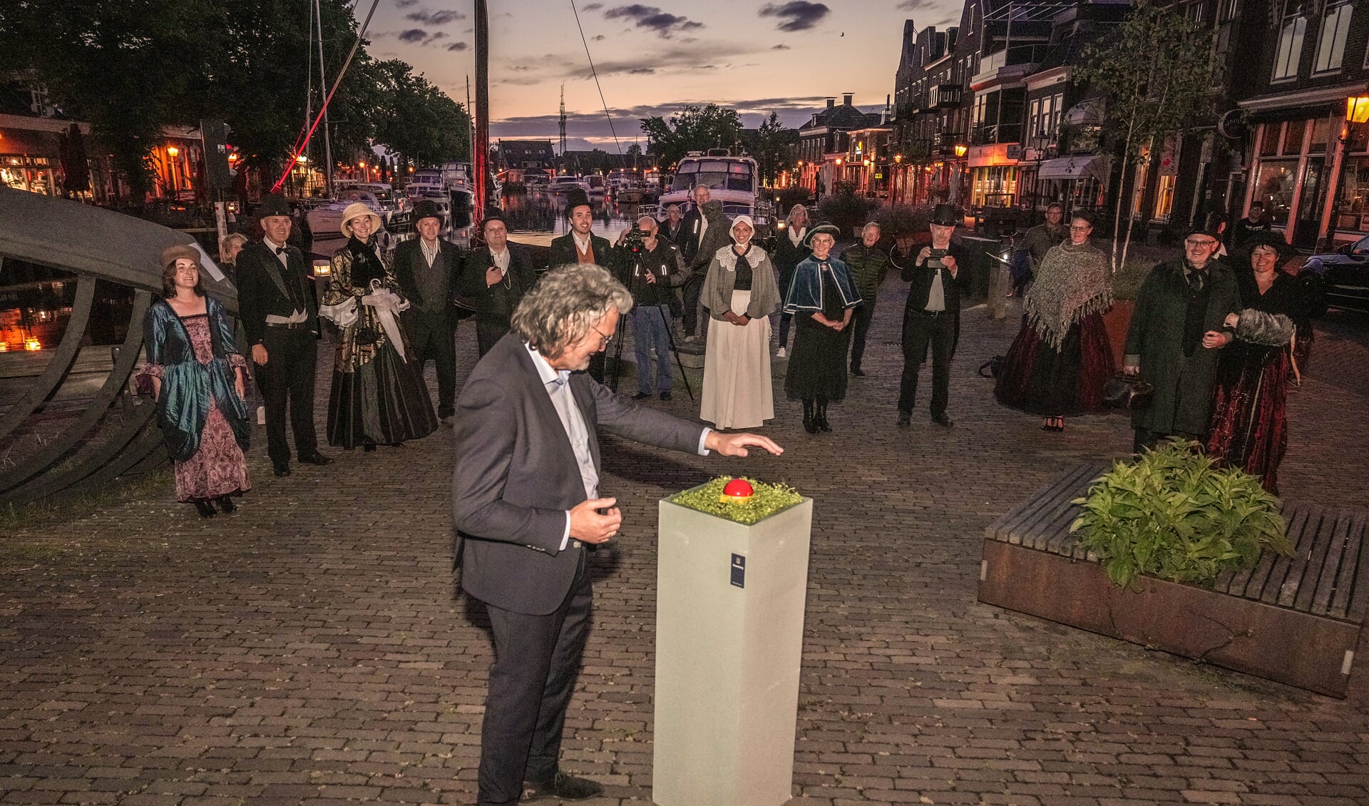 Wethouder Roel de Jong drukt op de knop Foto Gewoan Dwaan / Douwe Bijlsma