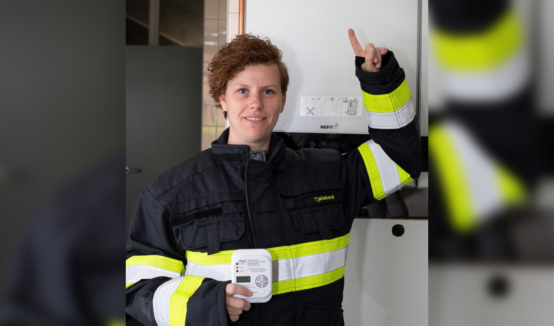Brandweervrouw van post Tjalleberd wijst juiste plaats voor de co-melder aan. (Foto: Fiona Hoekstra)