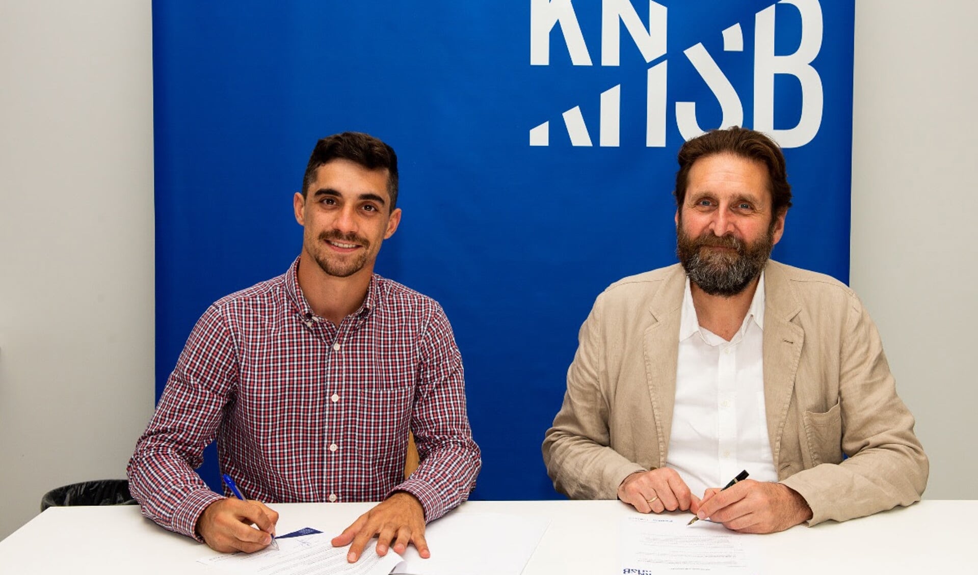 Javier Fernández en Herman de Haan zetten hun handtekening onder het samenwerkingscontract tussen beide partijen, dat bedoeld is om het kunstrijden in Nederland een impuls te geven. Foto KNSB