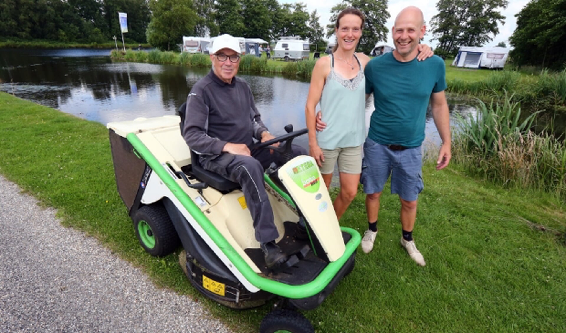 GORREDIJK 5-7-2021 De Turfhoeke Remco en Eva met tuinman Mari