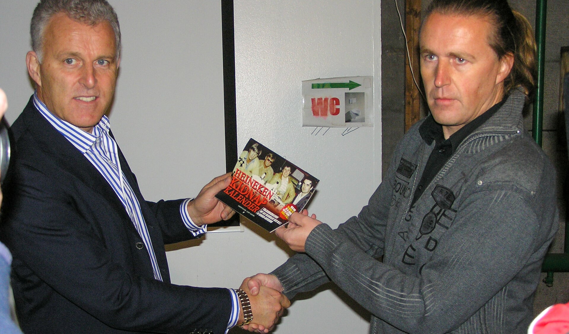 Peter R. de Vries neemt het eerste exemplaar van de Heineken Kidnap Kalender in ontvangst in 2008.