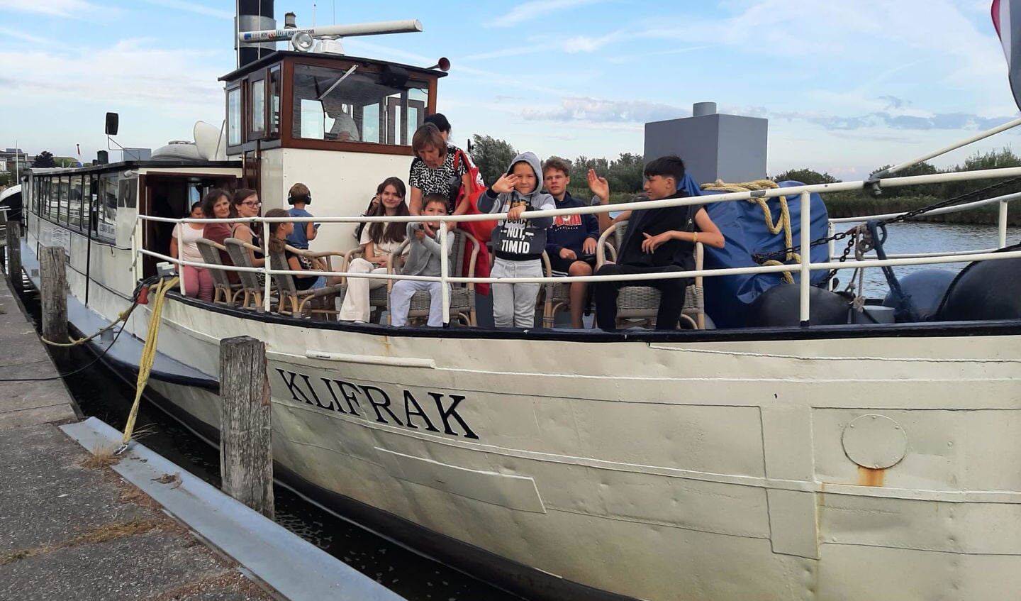 Oekraïense vluchtelingen schepen in op De Klifrak van rederij De Oorden.