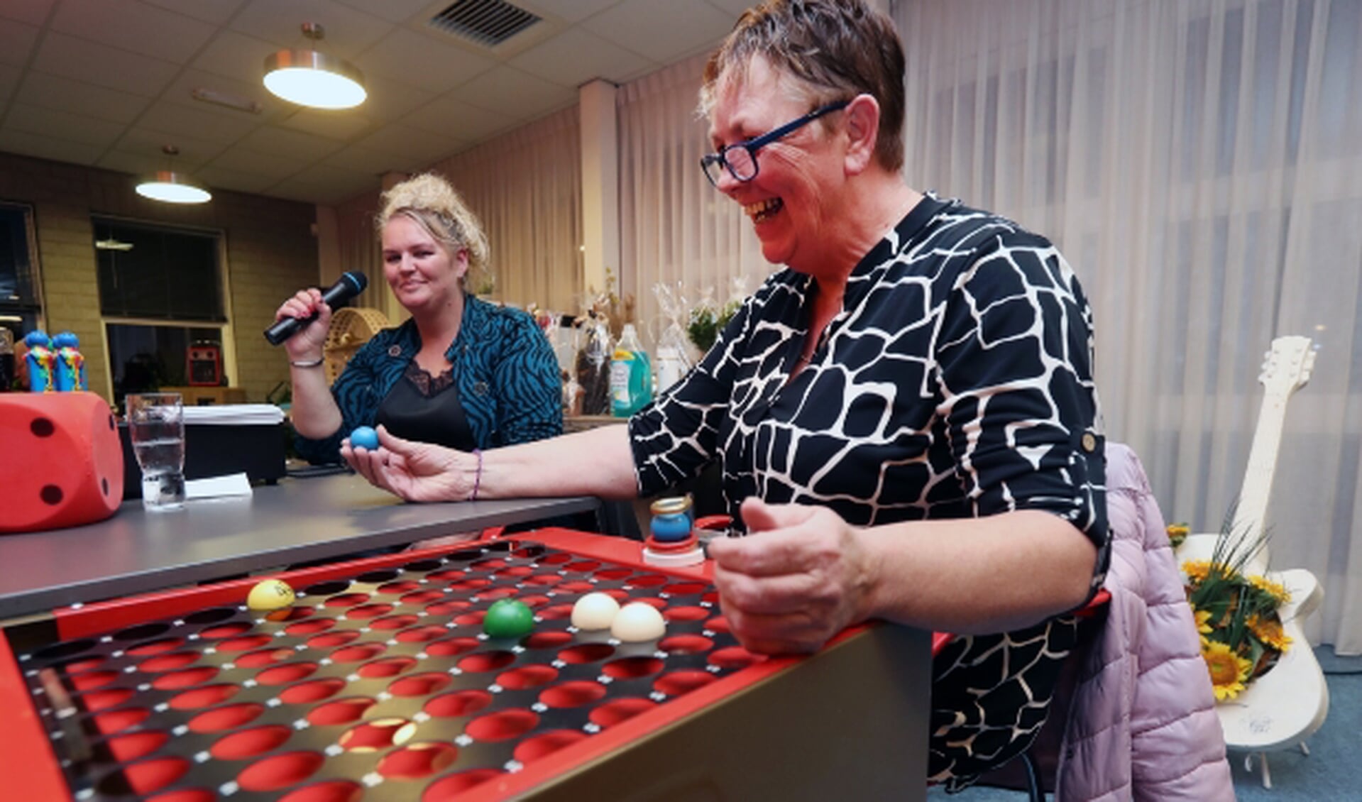 Anneke de Jong en Dirkje Blokzijl van Bingo De Rollende Balletjes.