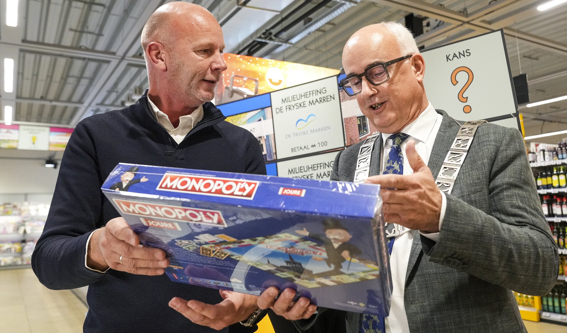 Wiebe Zijlstra en burgemeester Fred Veenstra bekijken het Joure Monopoly Foto Gewoan Dwaan / Douwe Bijlsma