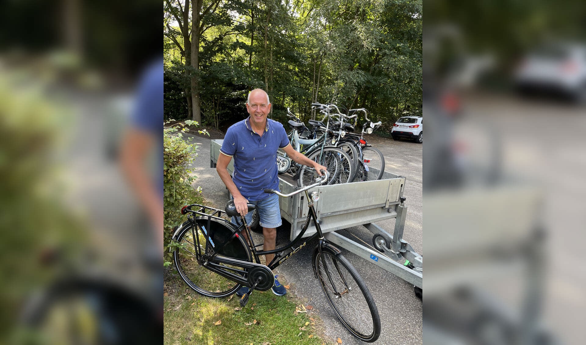 Locatiemanager Tonnie Bakker neemt de eerste fiets in ontvangst.
