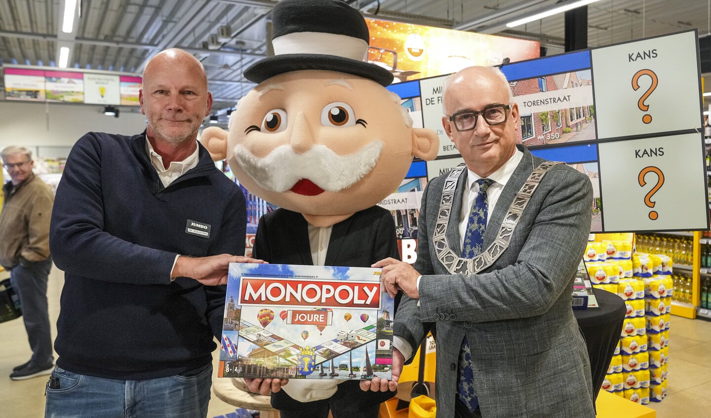 Jumbo eigenaar Wiebe Zijlstra, Mr. Monopoly en burgemeester Fred Veenstra met het eerste exemplaar Foto Gewoan Dwaan / Douwe Bijlsma