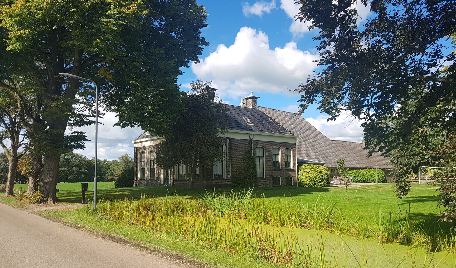 Van deze boerderij zal het dak ook worden gerestaureerd Foto Provincie Fryslân