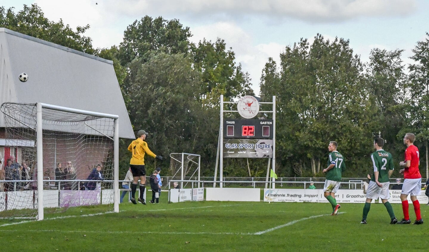 Langweer tegen Blauwhuis Foto Thewes Hoekstra