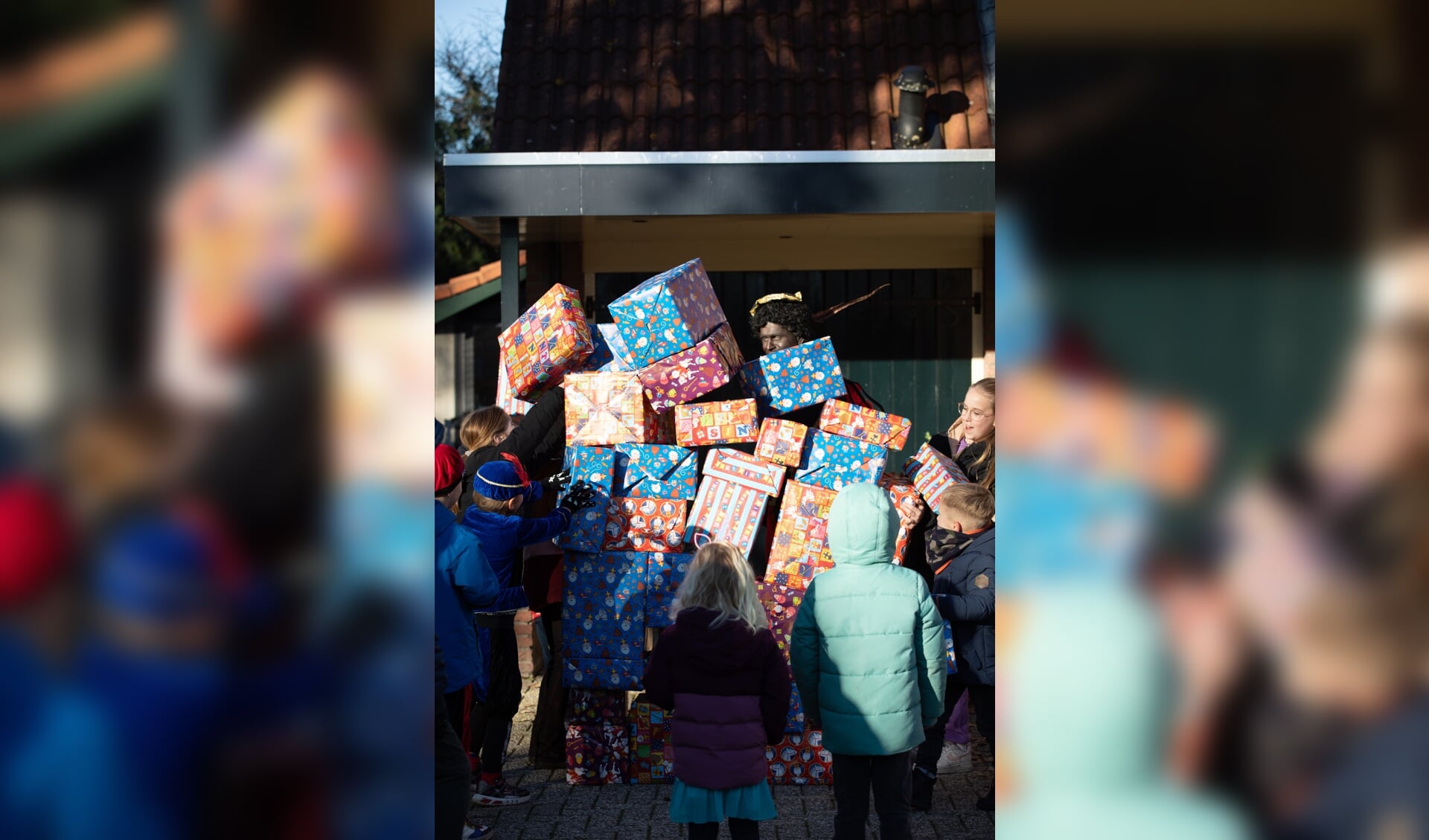 Sinterklaas en de Pieten zorgen voor feest in Oudehaske Foto Bliid Fotografie