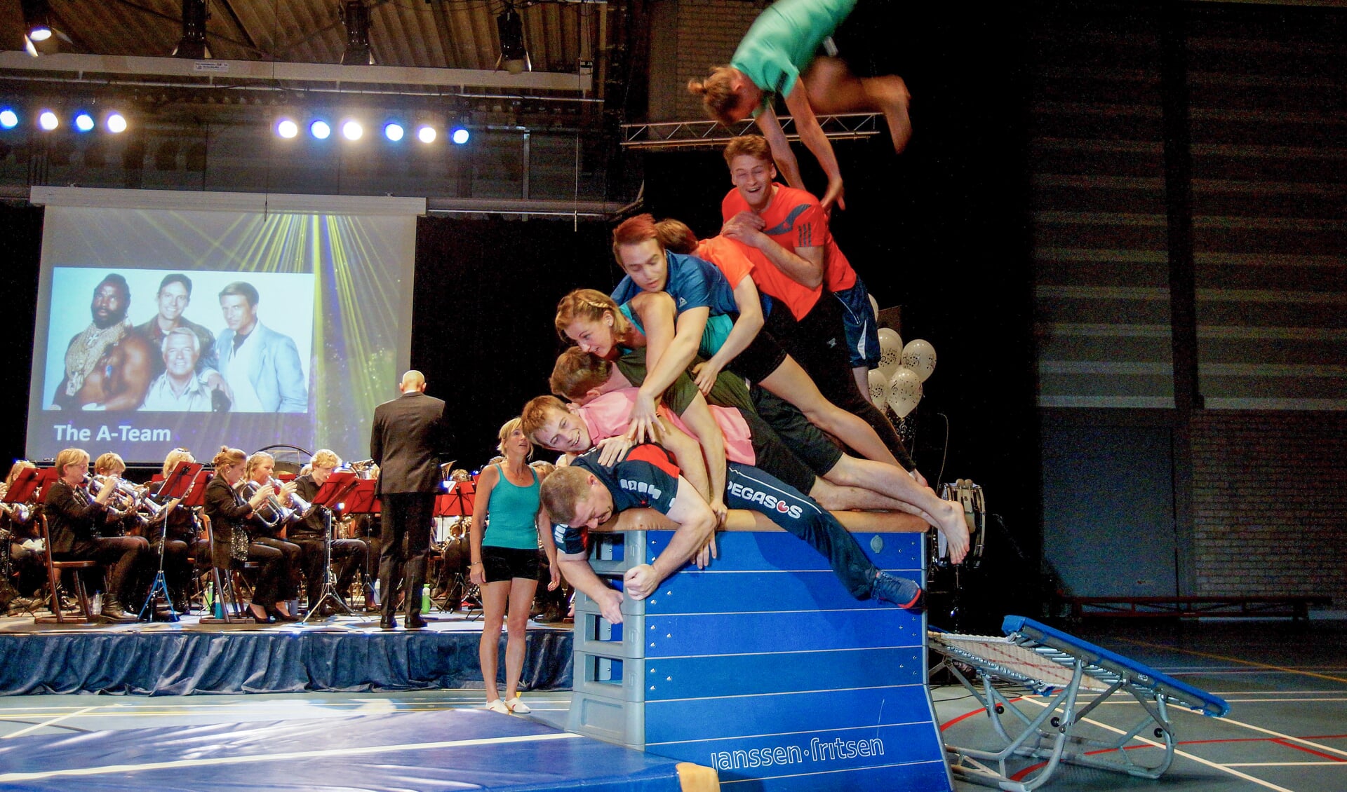 Crescendo en Pegasus Lemmer combineren acrobatiek en muziek tijdens 'Turn on the Music' Foto Jan van der Werf