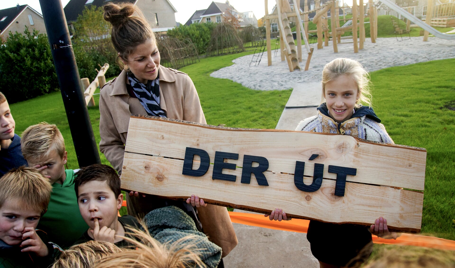 Fien Hoekstra toont de naam van de nieuwe speeltuin in Lemmer Foto Jan van der Werf