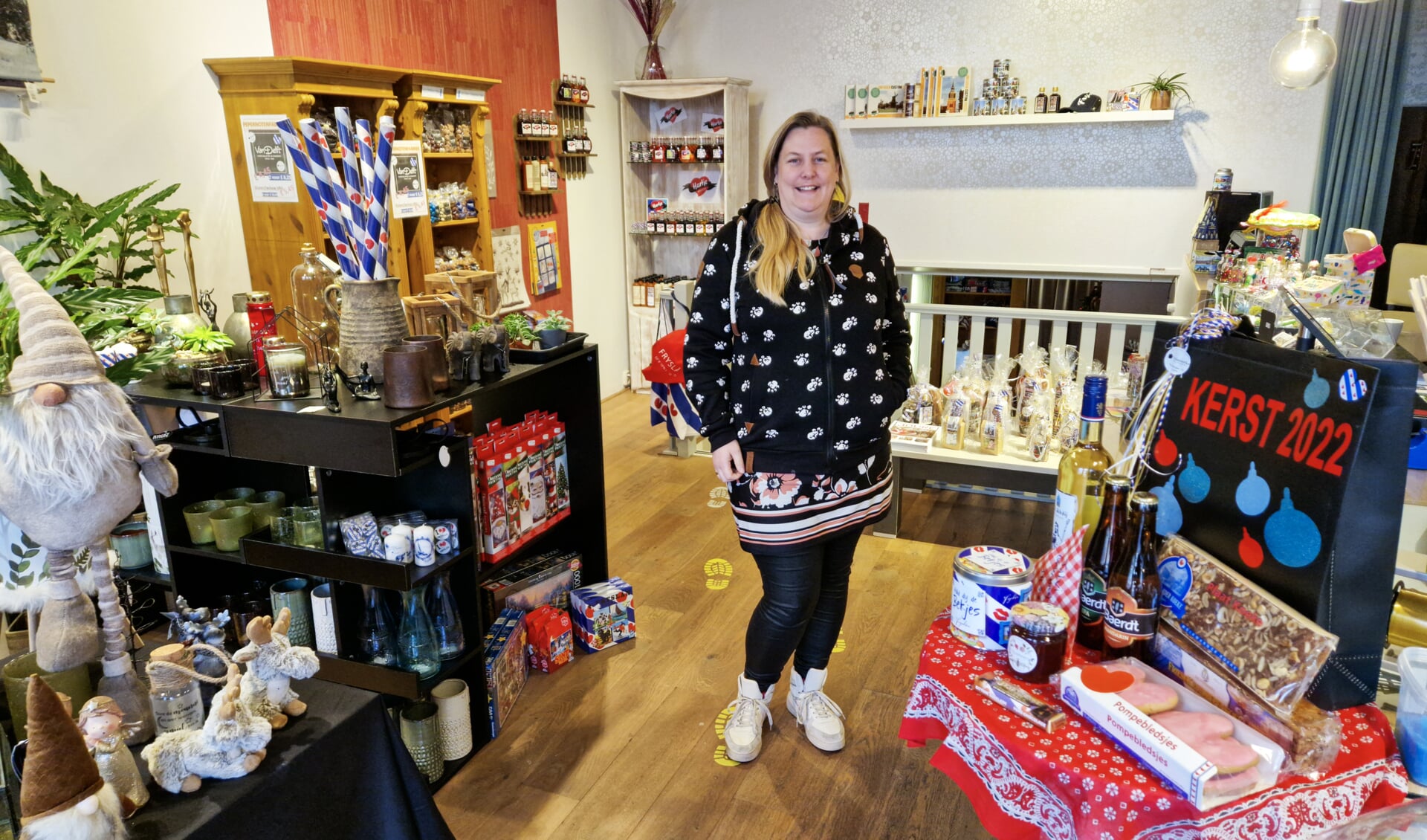 Janny Modderman in haar winkel 't Klaverke in Joure Foto Gewoan Dwaan - Douwe Bijlsma