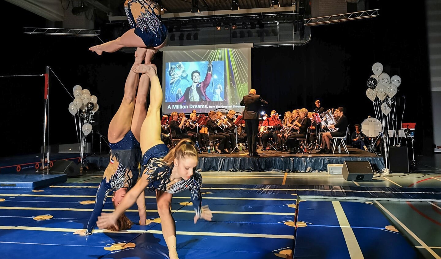 Crescendo en Pegasus Lemmer combineren acrobatiek en muziek tijdens 'Turn on the Music' Foto Jan van der Werf