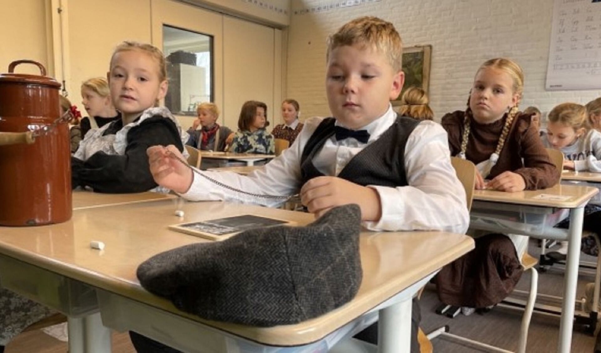 100 jaar christelijk onderwijs op De Trieme in Sintjohannesga Foto Omrop Fryslân/Willem Vermeltfoort