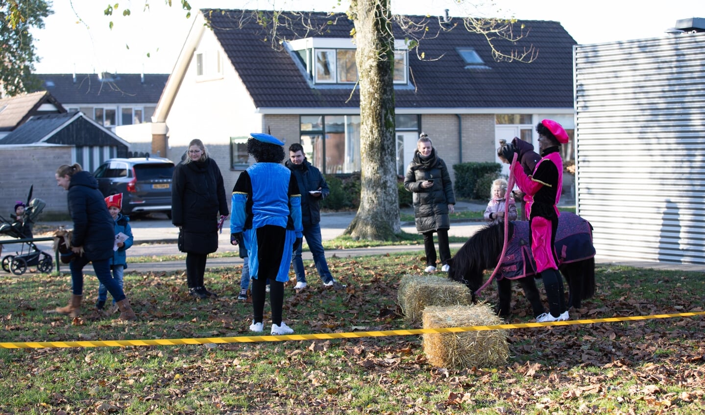 Sinterklaas en de Pieten zorgen voor feest in Oudehaske Foto Bliid Fotografie
