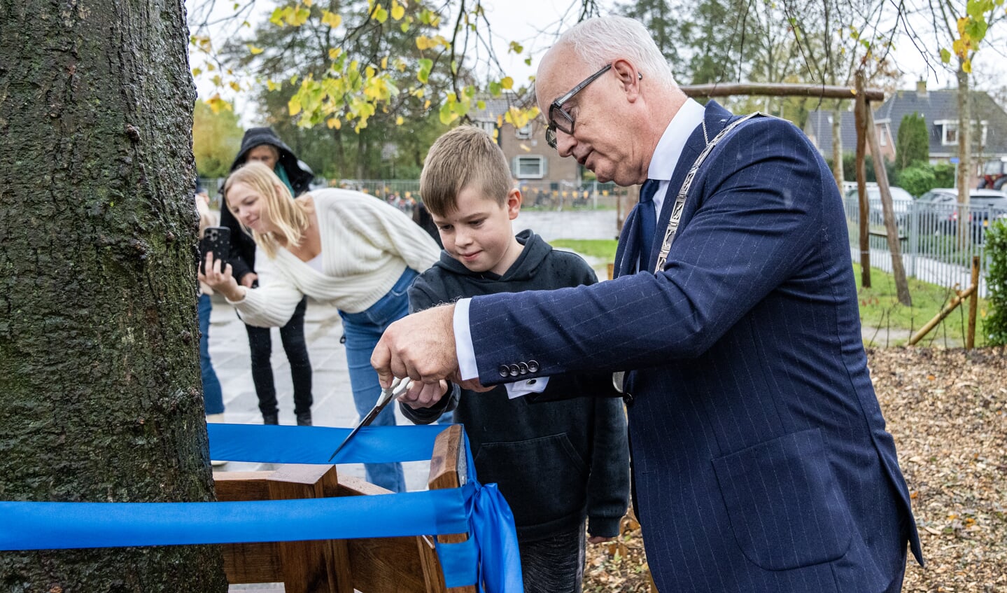 Burgemeester Veenstra en Lútsen de Jong knippen het lint door bij De Trieme. Foto Gewoan Dwaan/Douwe Bijlsma