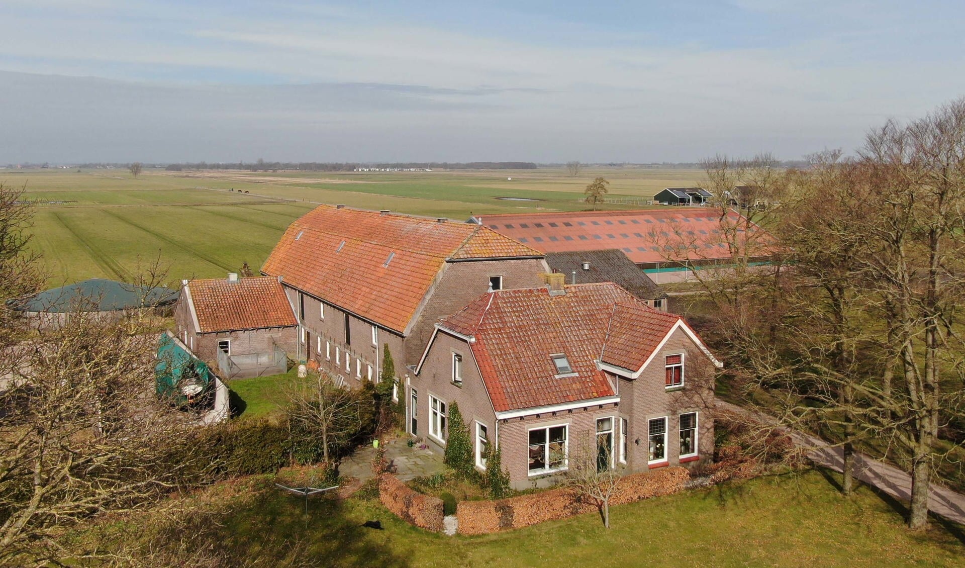 De Amerikaanse boerderij op Scharsterbrug Foto Drone Media/Boerderijenstichting Fryslân.