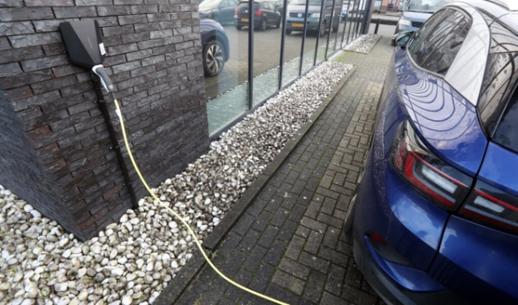 De lader in de buurt van de geparkeerde auto is het meest optimaal.