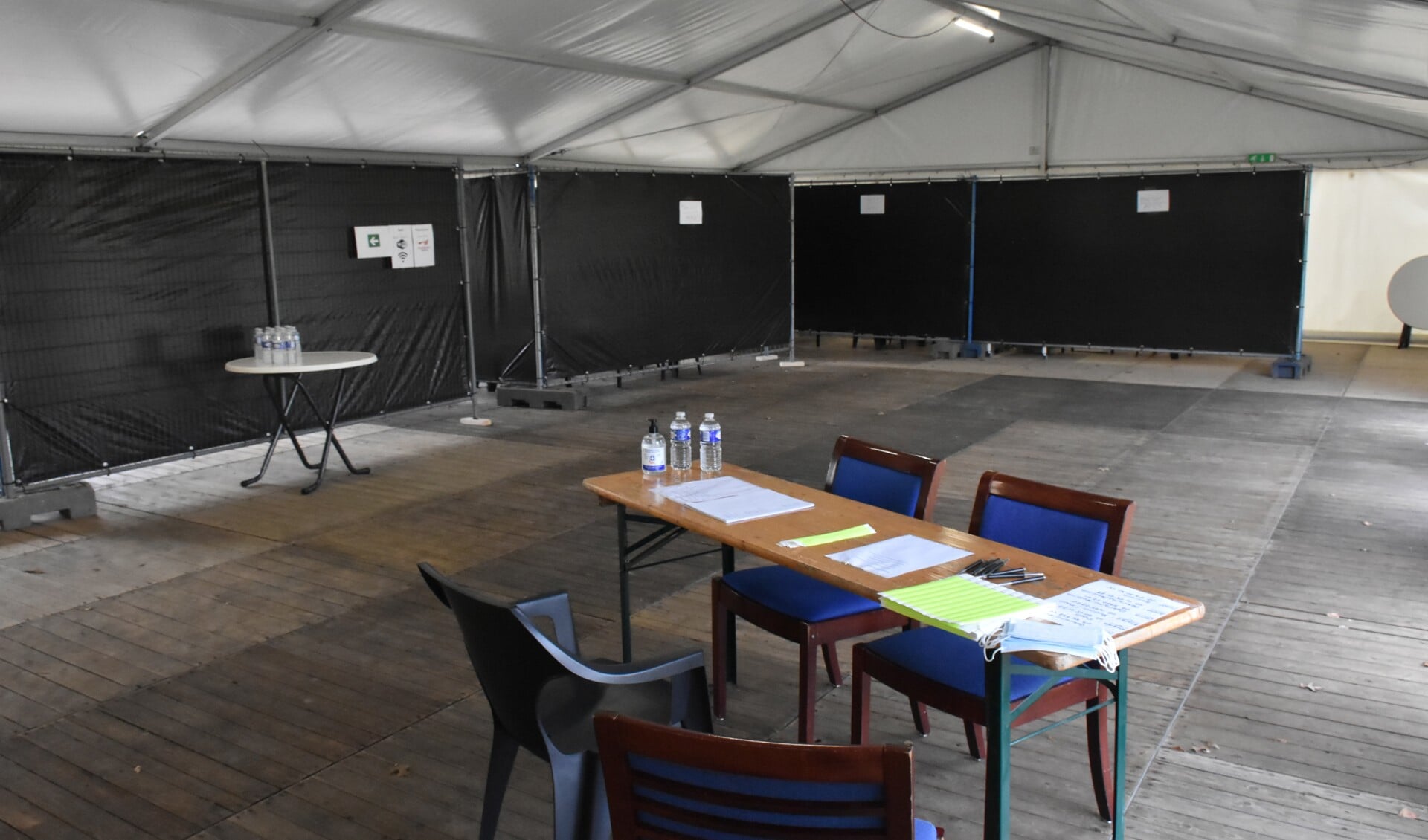 Registratie tent met medische voorziening.