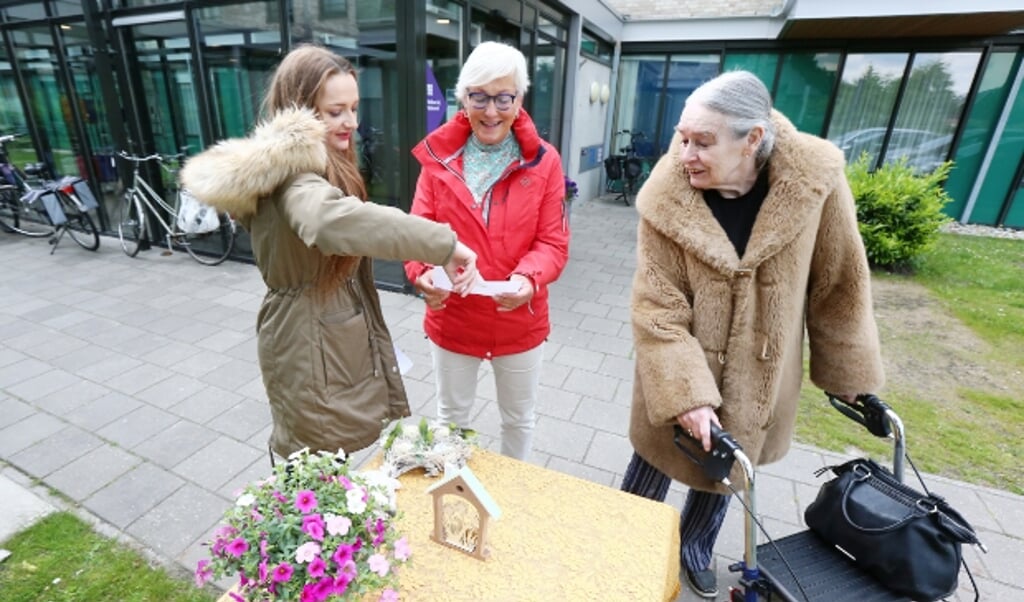 Frijke van Vliet (midden) is met veel plezier vrijwilliger bij Voltawerk in Gorredijk.