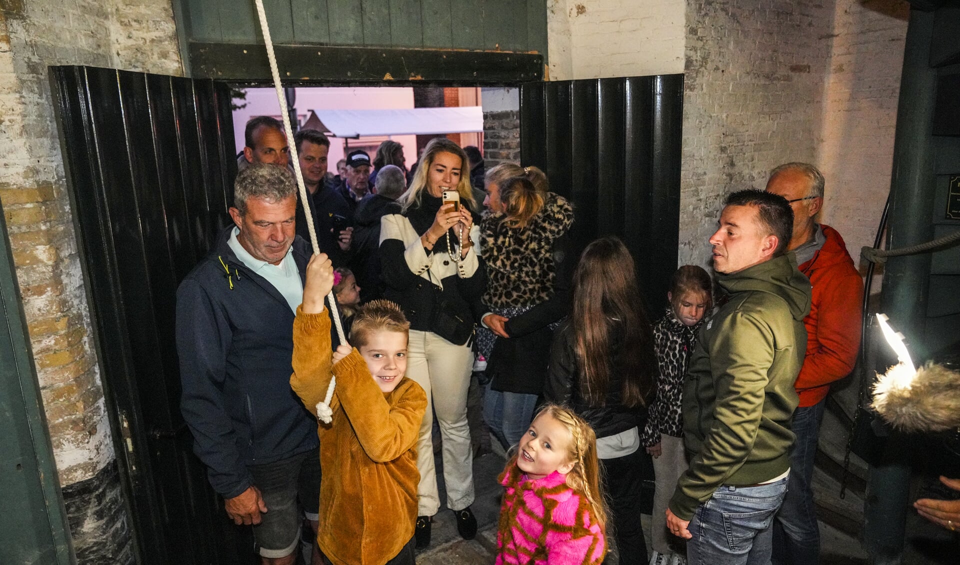 Het luiden van het Jouster Merkeklokje Foto Gewoan Dwaan / Douwe Bijlsma