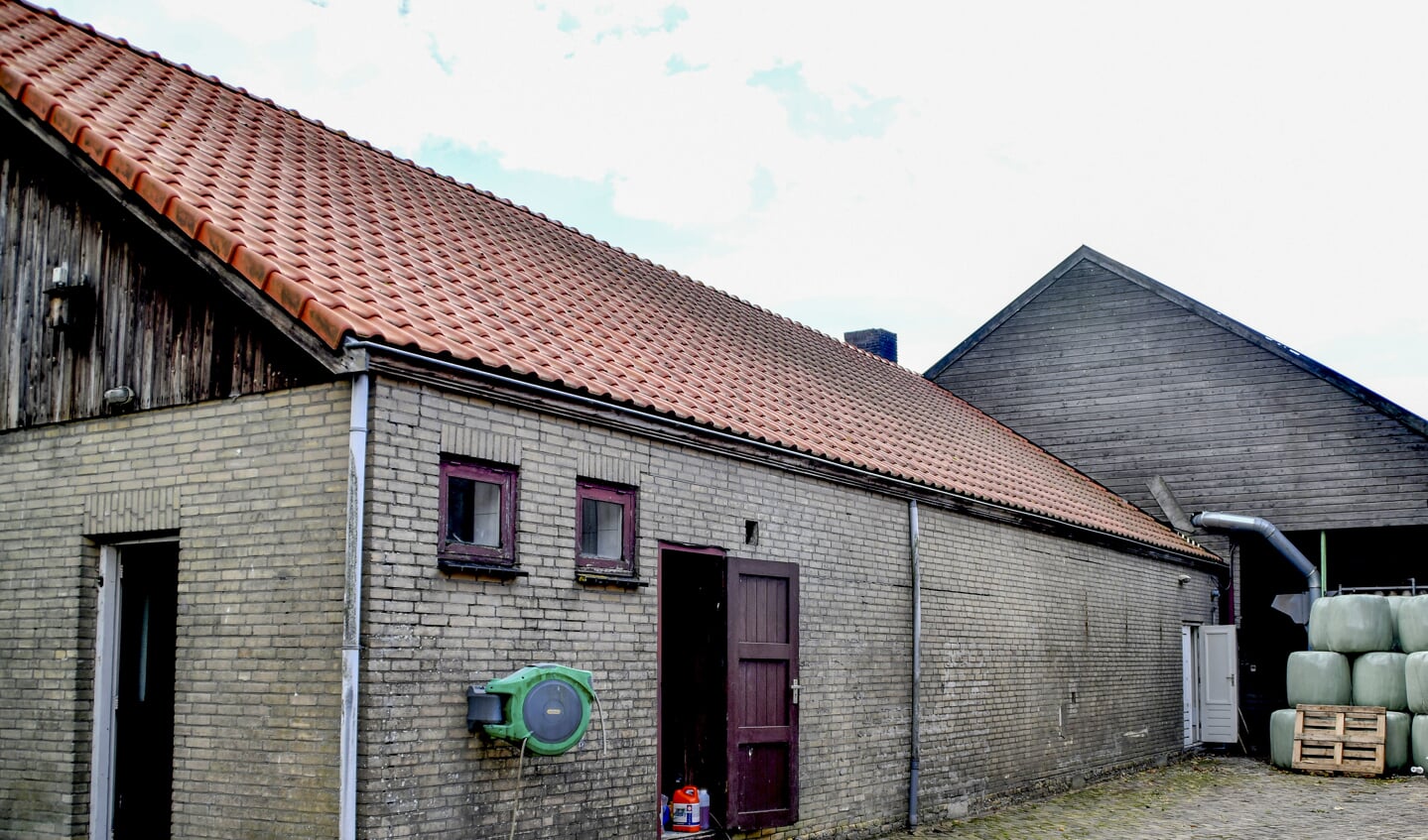 Het zwembadgebouw staat nog Foto Thewes Hoekstra